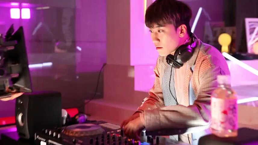 LinSoulhope's tweet photo. #Bigbang #Seungri #NongfuSpringTea https://t.co/GTLKVzPgKN