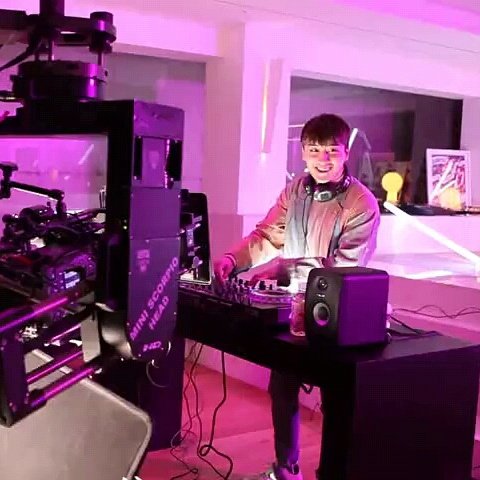 LinSoulhope's tweet photo. #Bigbang #Seungri #NongfuSpringTea https://t.co/GTLKVzPgKN