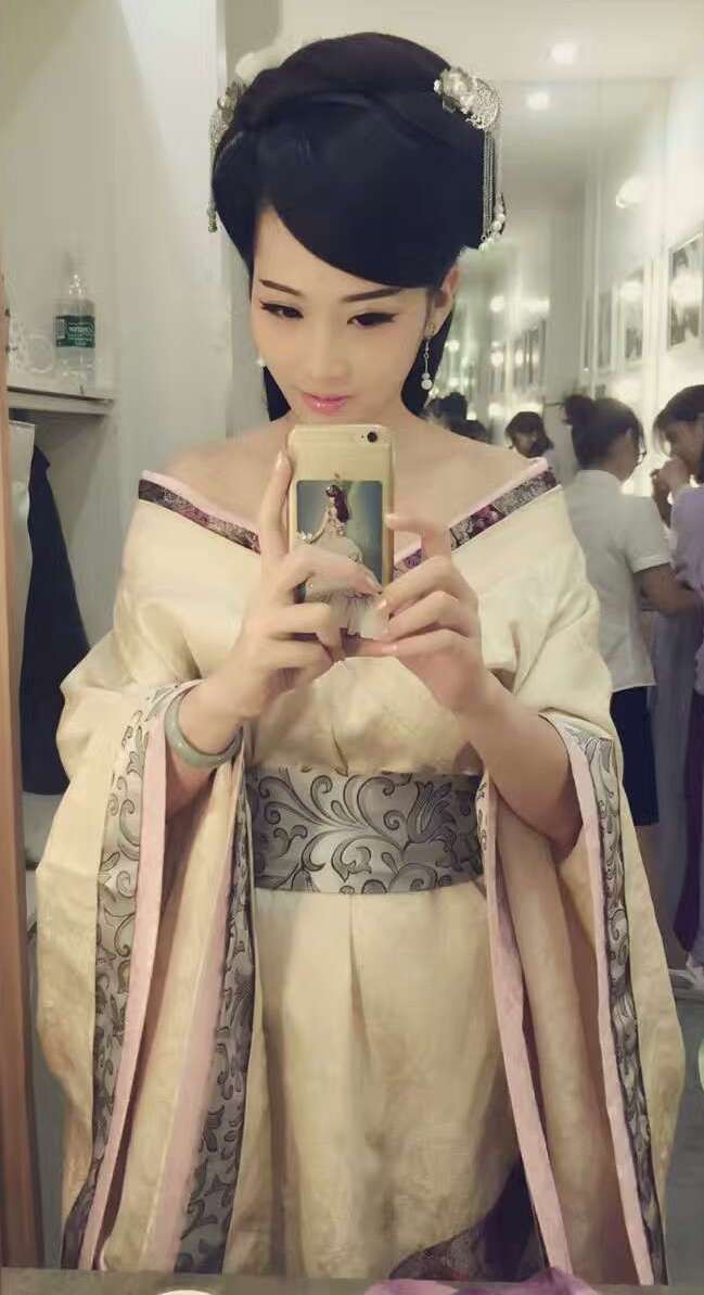 有个喜欢汉服的妹子说：有一次她穿汉服去故宫，别人看到了，指着她说…看！大粽子！