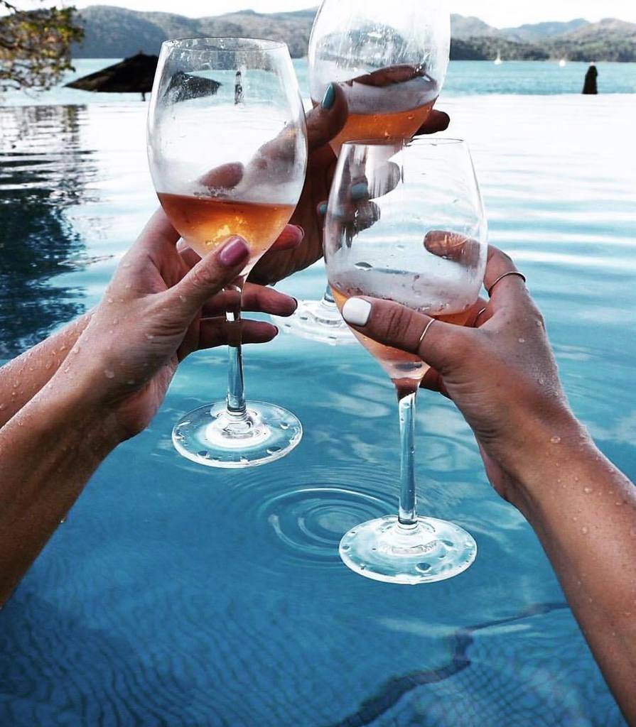 Cheers to the weekend 🍷via @seewantshop xx
#weekend #friday #friyay #wine #pool #summer #water #yes