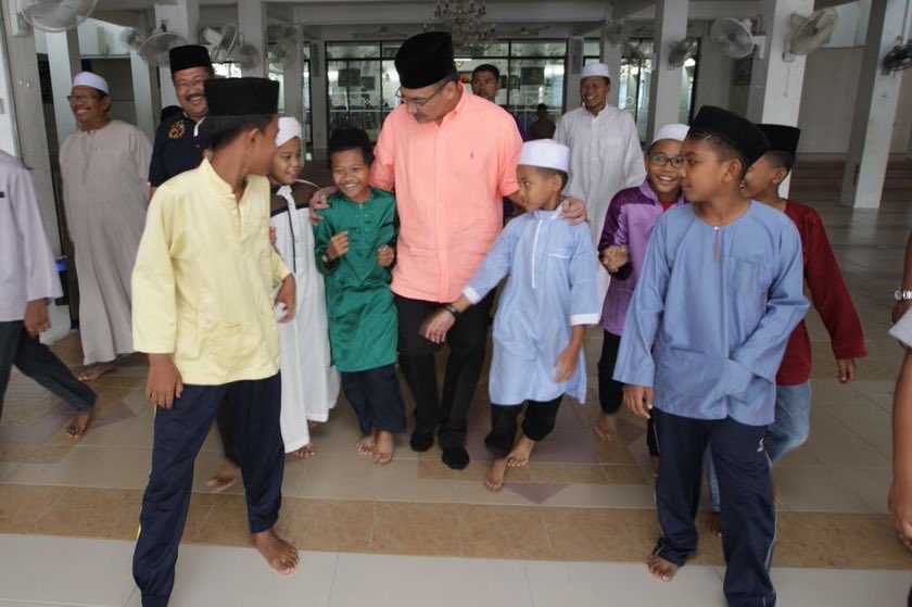 Kanak2 cilik teruja kerana berpeluang bergambar bersama DS <a href="/HishammuddinH2O/">Hishammuddin Hussein 🇲🇾</a> selepas solat Jumaat di Masjid Nurul Iman, <a href="/SembrongP153/">Sembrong Kita</a> tadi