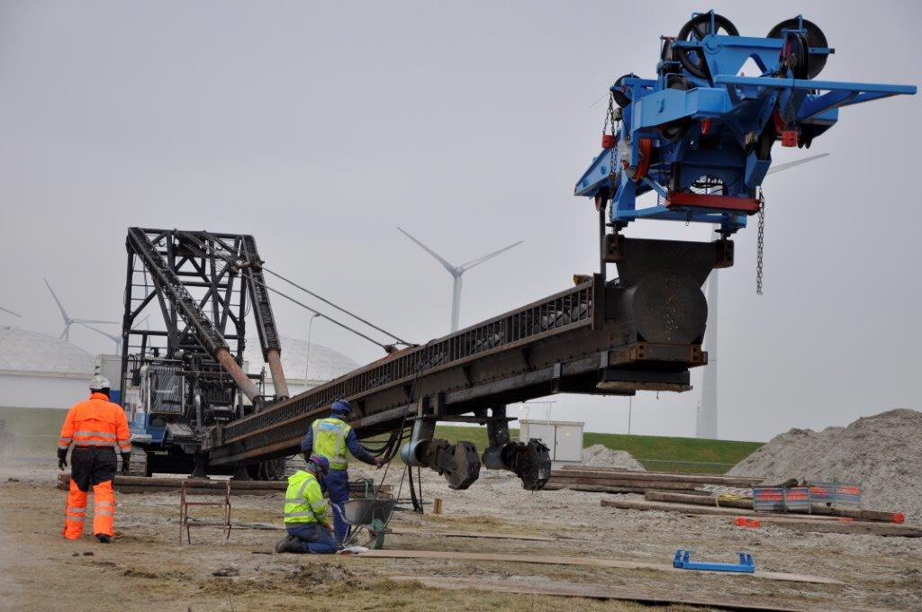 <a href="/TerraconTF/">Terracon Funderingen</a> #Eemshaven heien Windturbine voor #VSF  met de #CX700