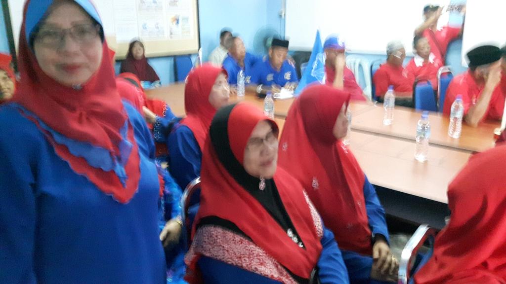 DS <a href="/HishammuddinH2O/">Hishammuddin Hussein 🇲🇾</a> sedang mendengar taklimat yang diberikan oleh penduduk Felda Ulu Belitong. Terus berkhidmat.