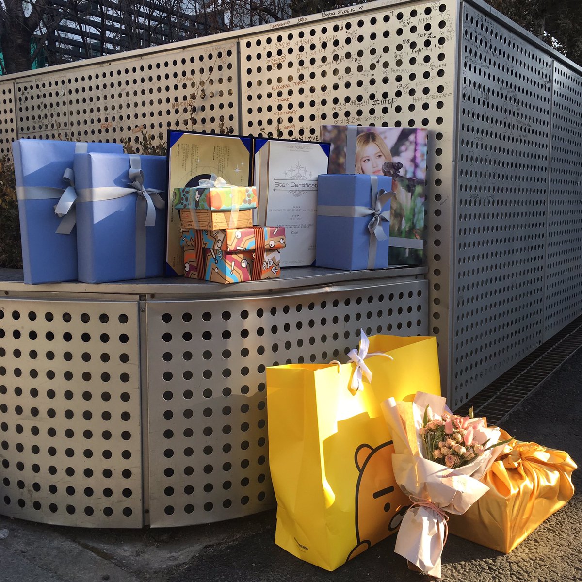 pastar_Rs's tweet photo. 급하게 준비해 소소하지만 채영이의 21 번째 생일을 축하하는 마음만큼은 가득 담은 선물을 2 월 10 일 YG ent. 앞으로 전달 완료했습니다. 생일 축하해 채영아 https://t.co/h7QRWQ0Qzs