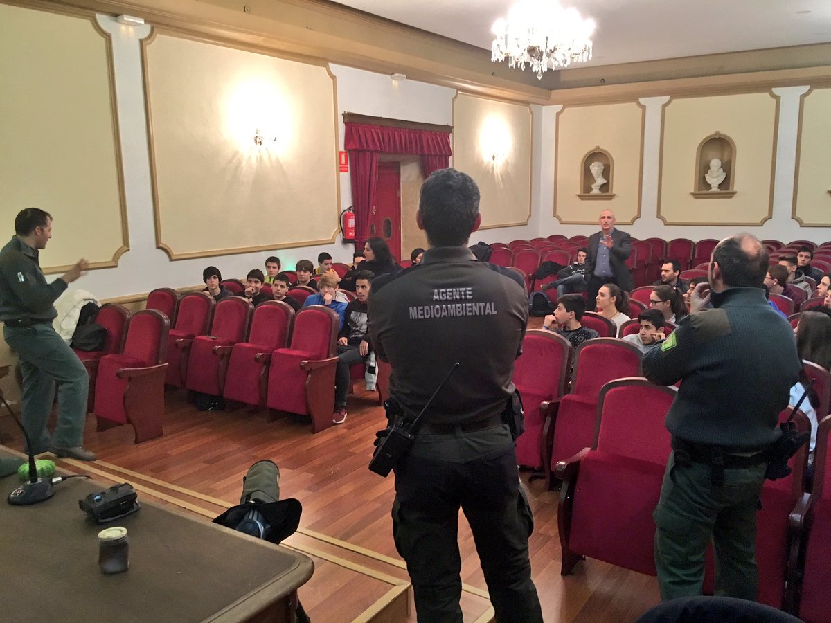 iesmachado's tweet photo. Sumamos charla Agentes Medio Ambiente @jcyl junto al Proyecto #AnimallAllies @LegoAM @FLLBurgos Ideas comunes #EdAmbiental https://t.co/bj0AuFZWRn