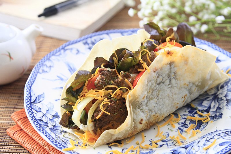 Apa jadinya kalau masakan Meksiko dikawinkan dengan masakan Padang? Cobain masak Rendang Taco ini yuk! Langsung klik BlackGarlic.id