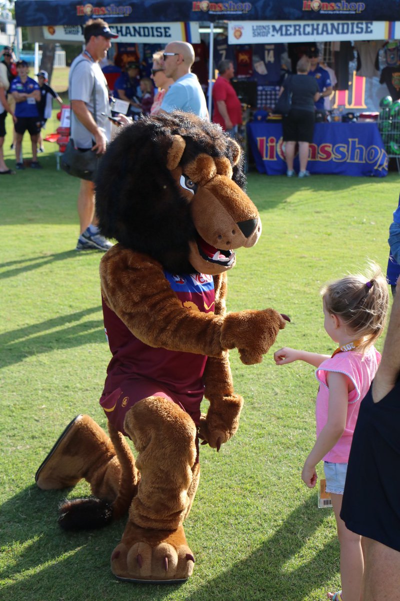 roythelion's tweet photo. I'm giving out free fist pumps if you come and take a πΈ with me ππ #spottedwithroy https://t.co/yLldcSGH1B