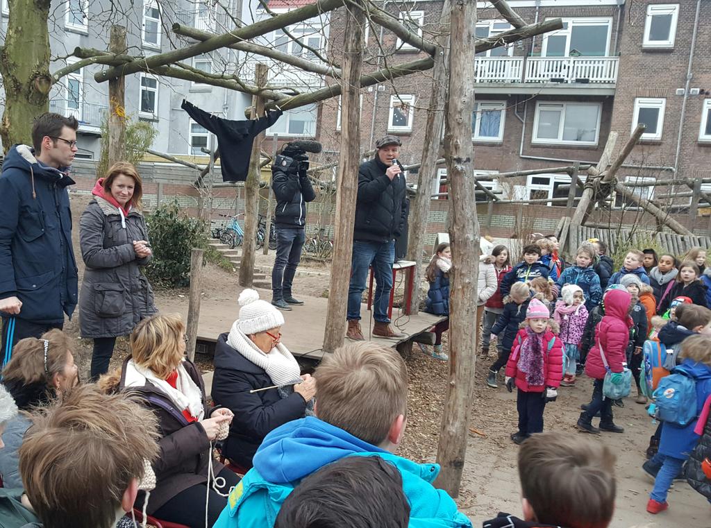 'Onze' breiende oma's #Buurtvrouw <a href="/grannysfinest/">Granny's Finest</a> <a href="/MontessoriSchdm/">MontessoriSchiedam</a> Warme truiendag Opening samen met <a href="/PatriciavAaken/">Patricia van Aaken</a>