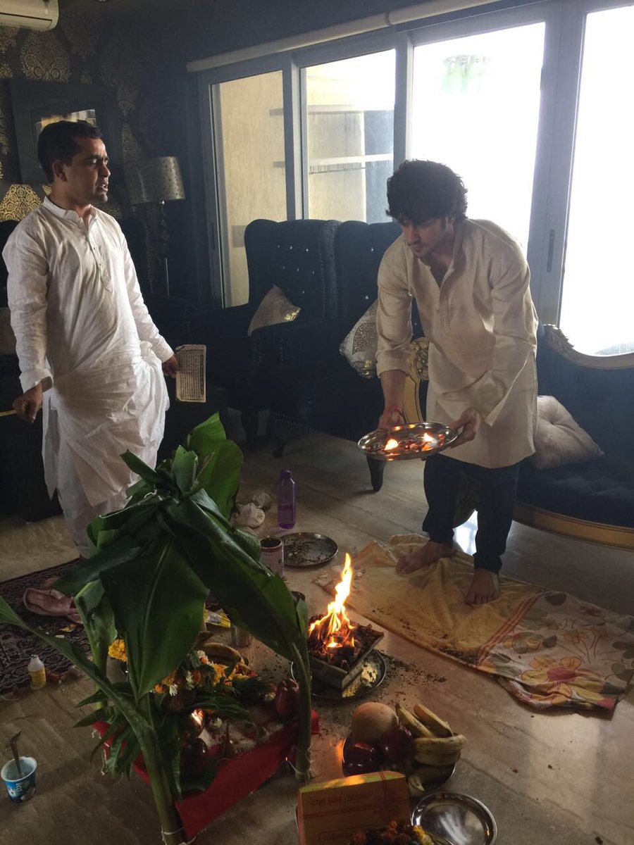iamRishabhSinha's tweet photo. Stayanarayan Pooja 🙏🏻🏡 https://t.co/MKvzF3LR2n