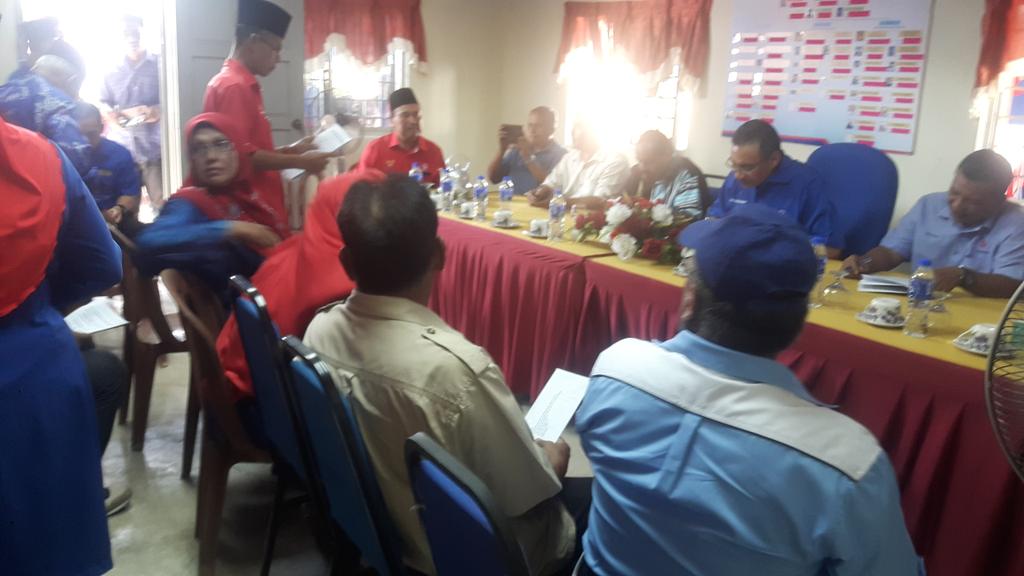 DS <a href="/HishammuddinH2O/">Hishammuddin Hussein 🇲🇾</a> sedang berada di Felda Bukit Tongkat, mendengar suara akar umbi.

#SembrongKita