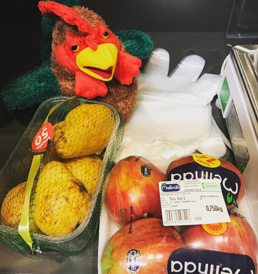 RobMearkle's tweet image. Mercy clucks "no" to #prepackaged produce. #plasticpollutes. #landfill bound #styrofoam/#plastic tray/net/wrap/sticker/gloves/bag #sdg12