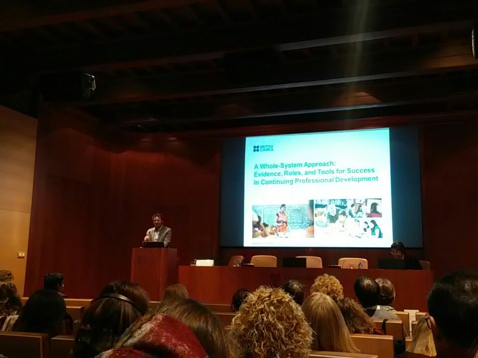 Raquelffdez's tweet photo. Con @jmatt75 escuchando a #DamianRoss, Global Support Manager en @BritishCouncil, sobre #CPD. #PolicyDialogue @esBritish @UAHes https://t.co/HeIZx2oPXd
