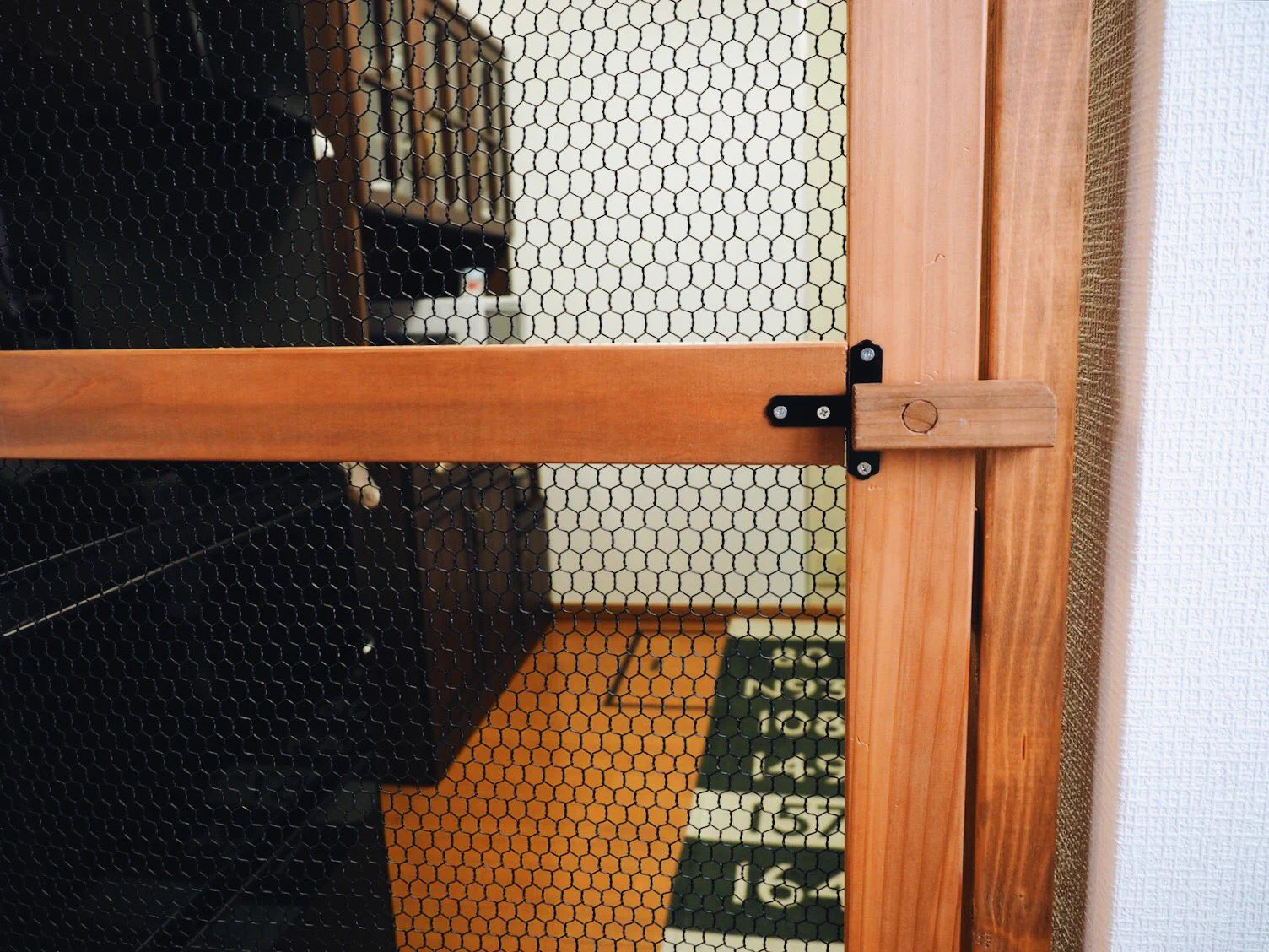 猫侵入防止用の扉を作った結果ｗそこから入るのかよっていういか入れてないｗｗｗ