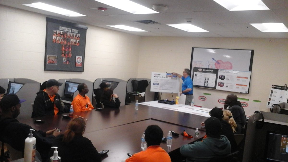 District28MET's tweet photo. #MET4112 Glidden Pk Hosted by Alan Poulin Glidden Regional Manager. #Glidden @PaulSSchnell1 @wxw430 @BMO_MET @LizMETRHRM https://t.co/IHHa5qRxju