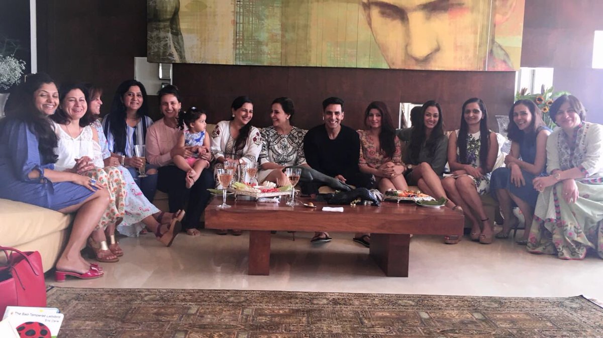 akshaykumar's tweet photo. Jolly having a jolly good afternoon with the Mrs. and these lovely ladies 😁 How's your day coming along? #HappyJollyDay https://t.co/8tzYVrs9XI