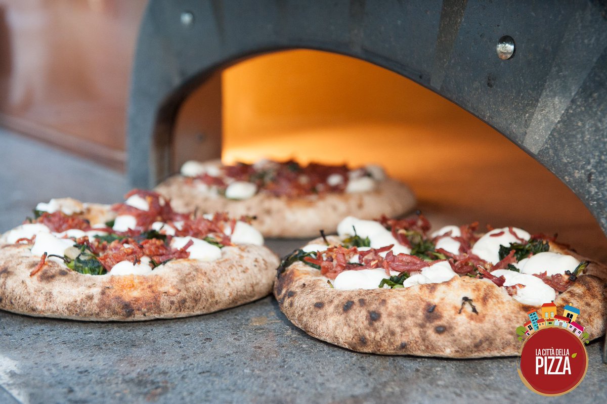 Birroforum's tweet photo. https://t.co/24ELnkltyh #lacittadelapizza a #roma per la prima volta in scena i grandi maestri della Pizza!!! #guidoreni #pizzalovers https://t.co/khkFaL0bj1
