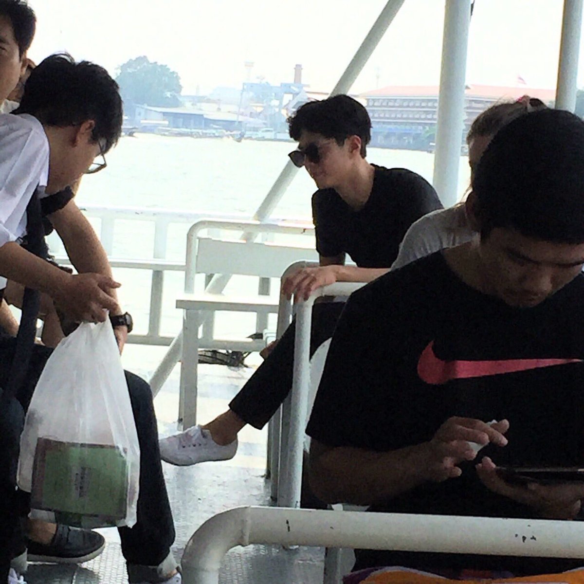 SUJUINFINITE1's tweet photo. เดินพารากอน เซ็นทรัล สยาม ไม่ได้เจอผช.คนนี้หรอก เจอได้ตามโบราณสถาน ท่าเรือ ตลาด แดดแรงๆเท่านั้นล่ะ #ParkBoGum #WelcomeParkBogumtoThailand https://t.co/hk2RifJOb1