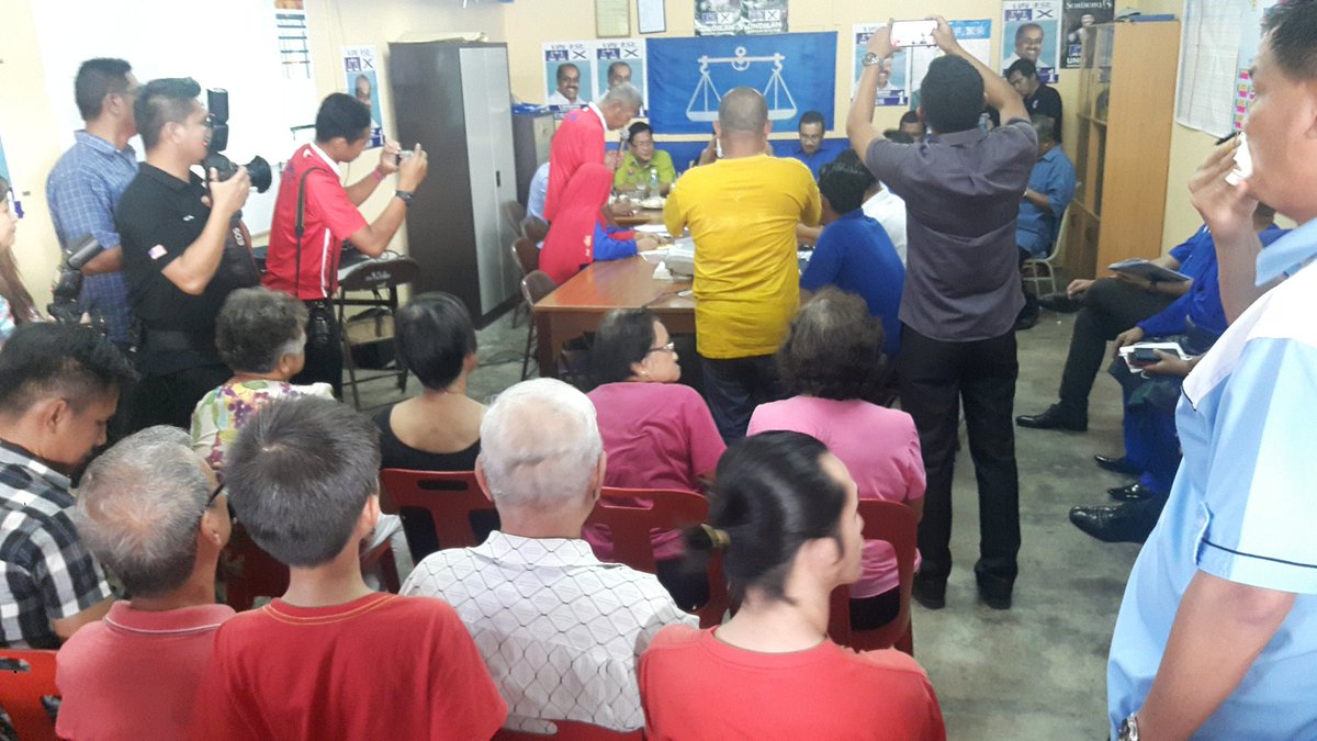 DS <a href="/HishammuddinH2O/">Hishammuddin Hussein 🇲🇾</a> bersama dengan YB <a href="/Vidyananthan/">R.Vidyananthan</a> dan YB <a href="/teoh53/">Teoh Yap Kun</a> kini berada di Sg. Sayong dlm lawatannya ke pdm setempat.

#SembrongKita