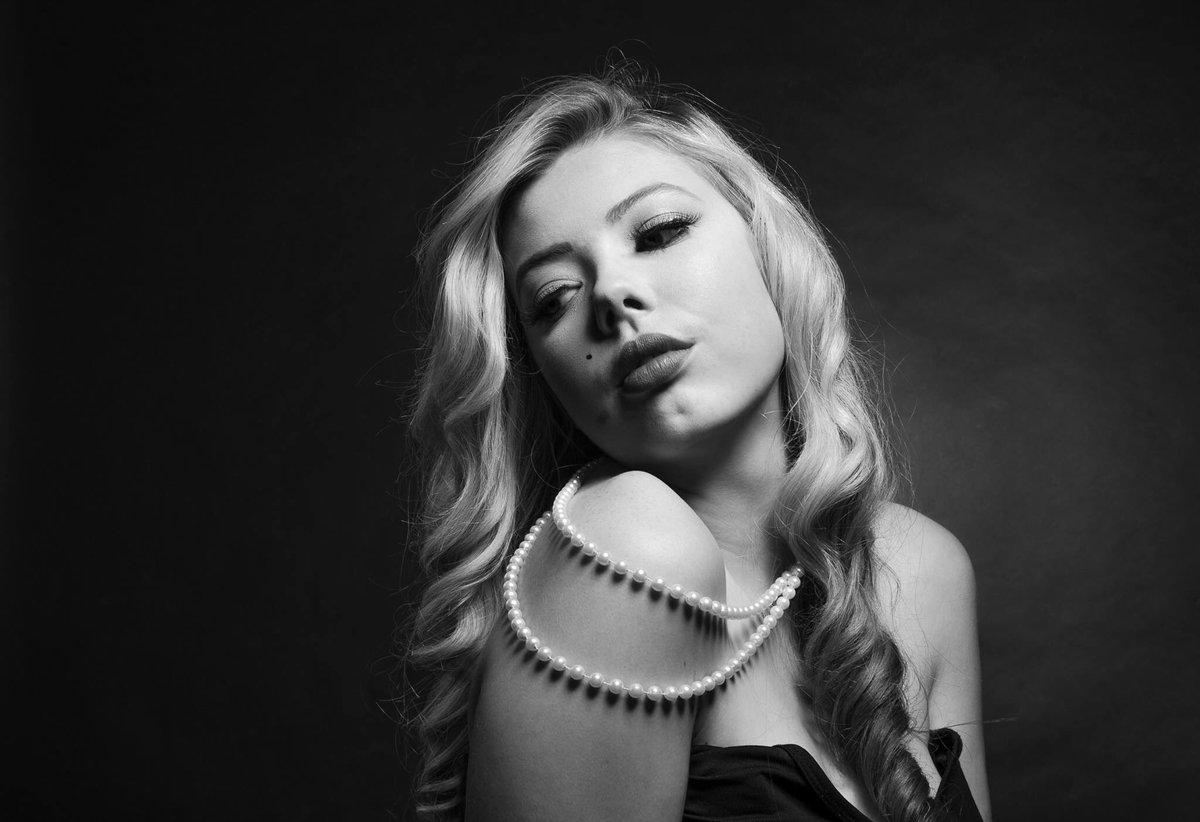 ashthetog's tweet photo. Hollywood portraiture #portraiture #studio #hollywood #photgraphy #photographer #blackandwhitephotography #glasgow #vogue #vogueitalia https://t.co/TWVE9qoyM9