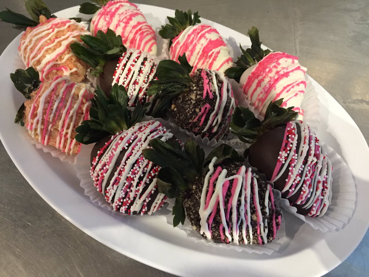 Nothing says I ❤ you more than 🦀 for Valentines Day!Top it off with a delish choc. Covered strawberry made by the fabulous <a href="/dessertfantasy/">tosha williams</a>