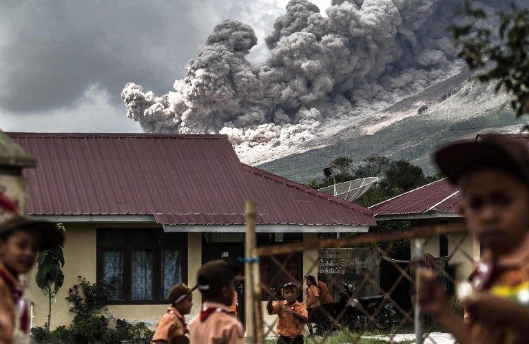 rappleridntimes's tweet photo. Mount Sinabung in Indonesia's North Sumatra spewed clouds of smoke and ash high into the air today. https://t.co/GCS6CoqkAB https://t.co/9ypDDyBQcn