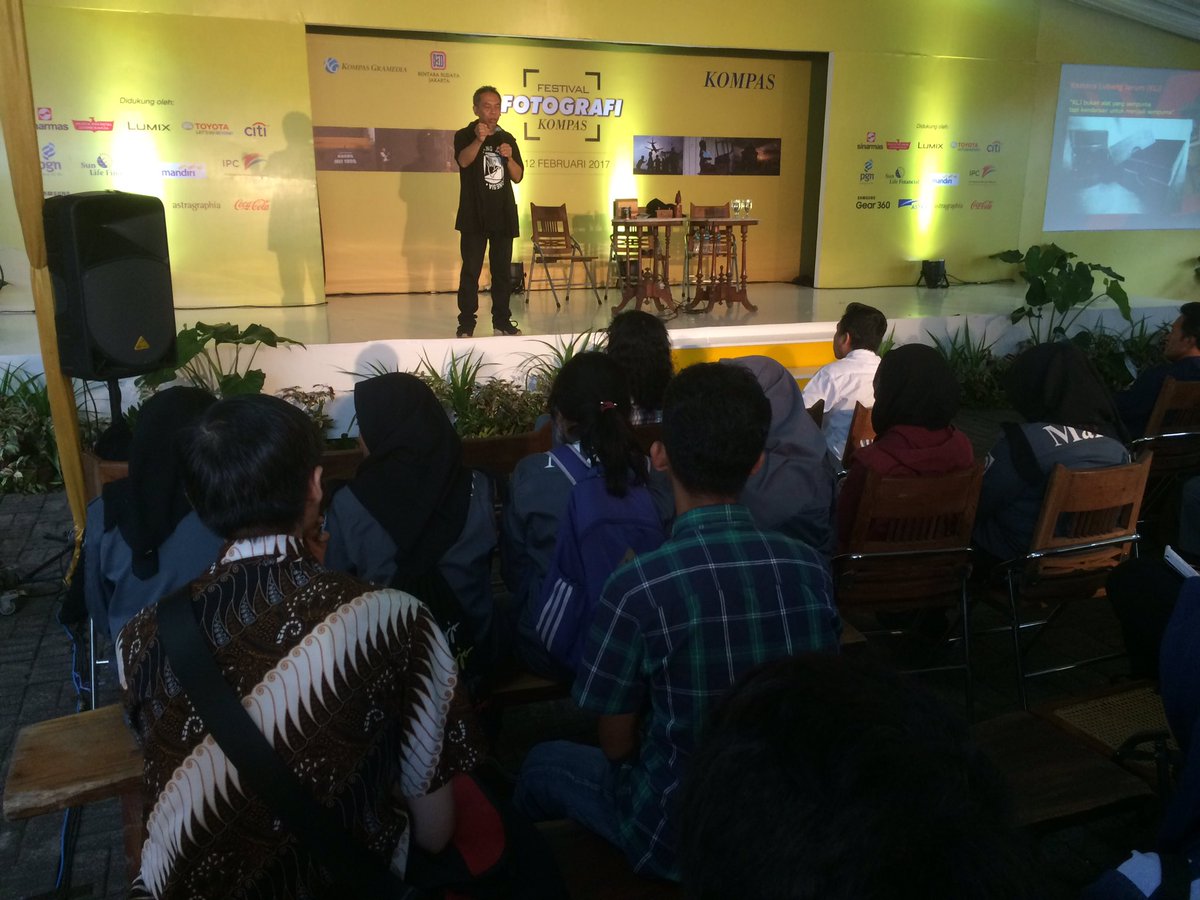 Dedengkotnya <a href="/official_KLJI/">KLJIndonesia</a> bang Ray Bachtiar workshop lubang jarum di #FestivalFotografiKompas #KompasUnpublished