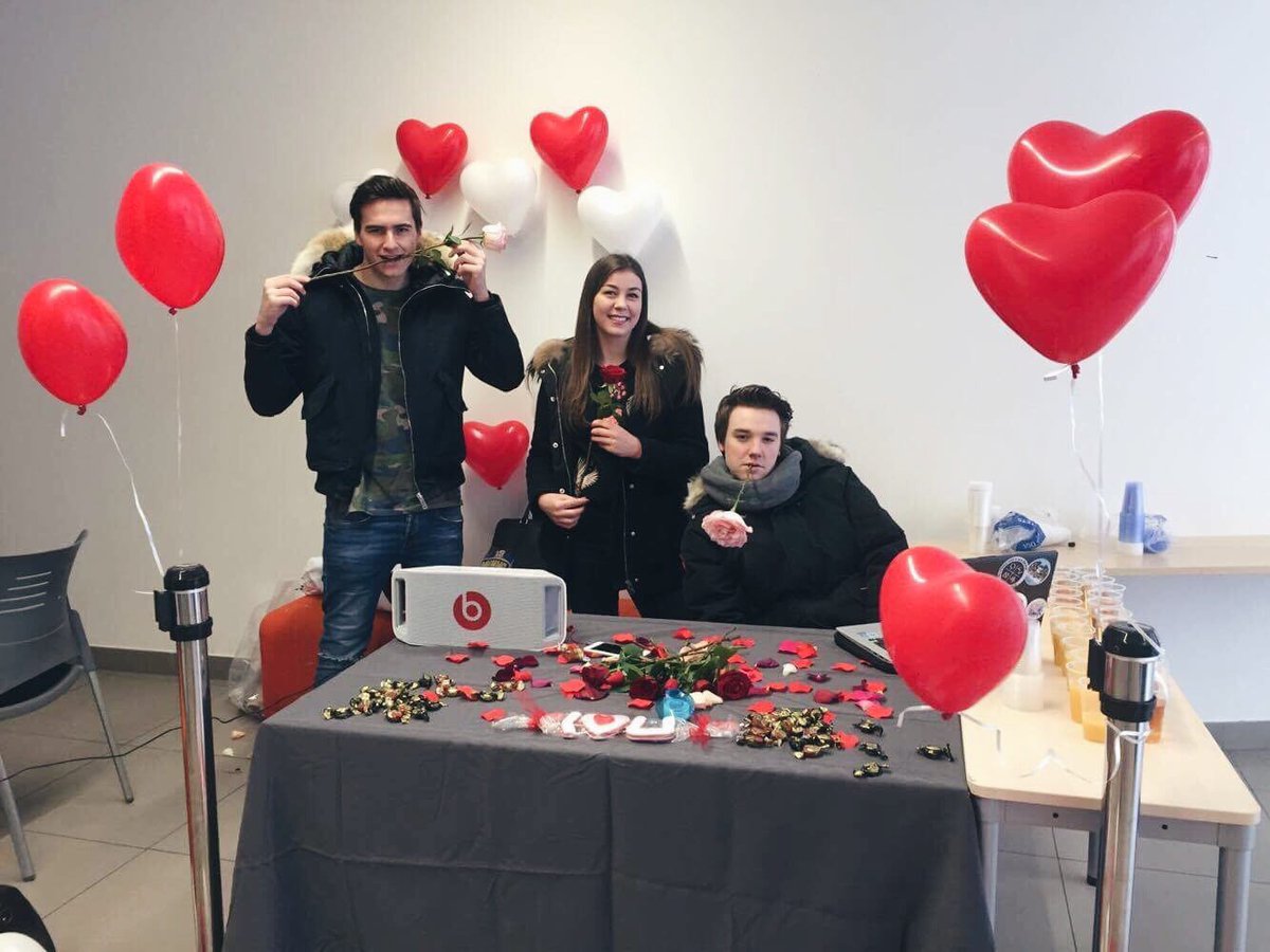bde_invictus's tweet photo. 💋JOURNÉE SAINT-VALENTIN💋
Roses, chocolats et d'autres surprises vous attendent tout au long de la journée...🌹🍫💝
#IVS #vieassoesce https://t.co/HjW7Y8In4P
