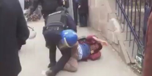 VİDEO - Ankara Üniversitesi'nde polisten akademisyene saldırı #Cebeci #HayırGitmiyoruz 
cumhuriyet.com.tr/video/video/67…