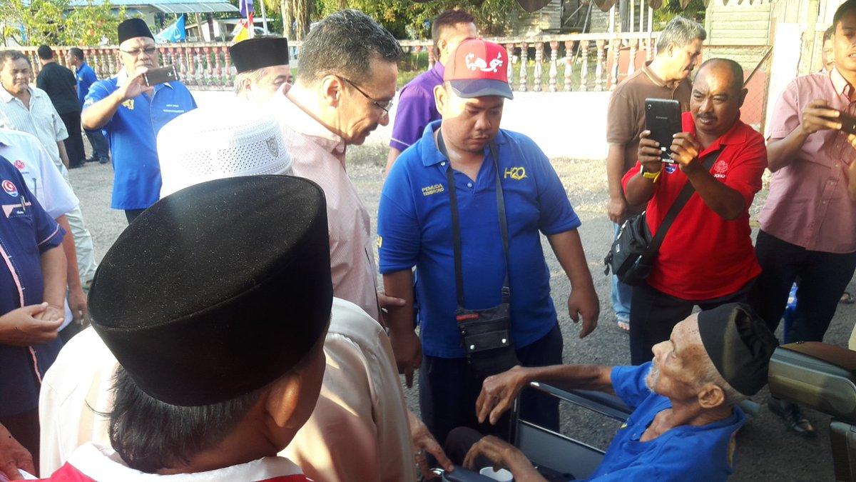 Warga Kg Gajah menyambut kedatangan DS <a href="/HishammuddinH2O/">Hishammuddin Hussein 🇲🇾</a> , YB <a href="/teoh53/">Teoh Yap Kun</a> dan YB <a href="/Vidyananthan/">R.Vidyananthan</a> dalam siri lawatan ke pdm-pdm.

#SembrongKita