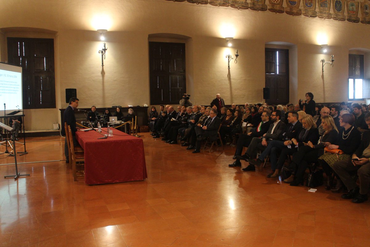 matteoricci's tweet photo. Anche Pesaro accolse tanti esuli. In Prefettura per il #GiornoDelRicordo con i ragazzi delle scuole: il modo migliore per non dimenticare https://t.co/YdtZ2ZsSU5