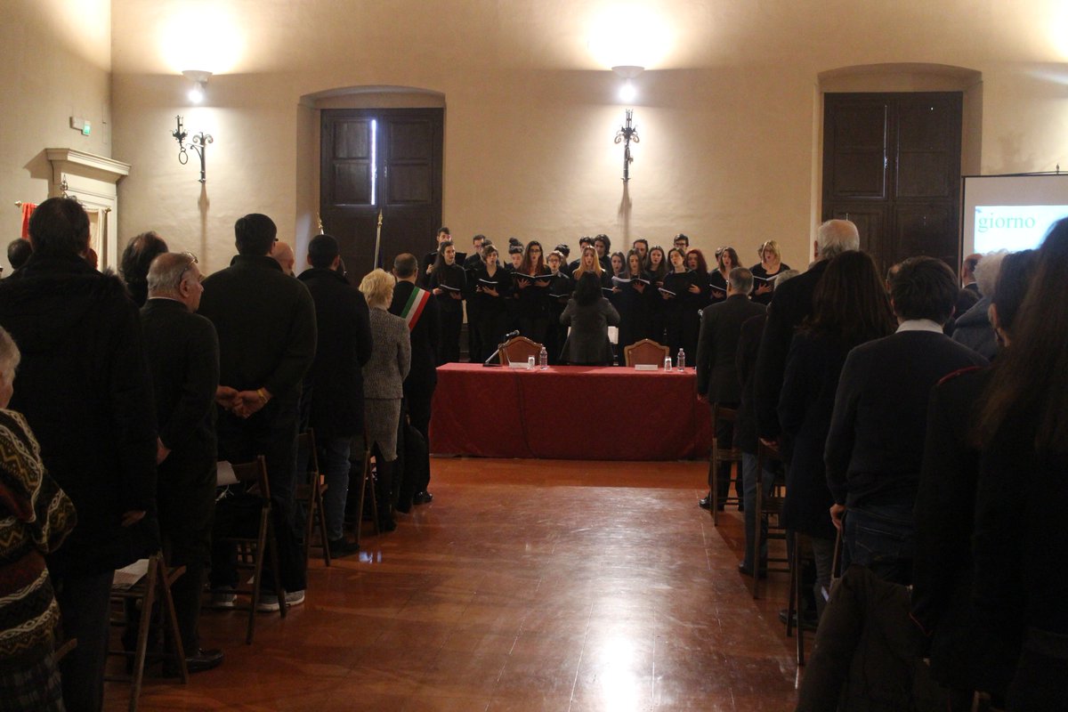 matteoricci's tweet photo. Anche Pesaro accolse tanti esuli. In Prefettura per il #GiornoDelRicordo con i ragazzi delle scuole: il modo migliore per non dimenticare https://t.co/YdtZ2ZsSU5