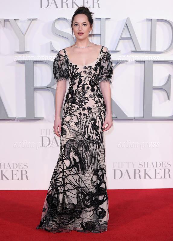 Look of the Day: Dakota Johnson runway64.de/?cat=13 @DakotaJohnsonEN <a href="/McQueen/">McQueen</a> <a href="/FiftyShades/">Fifty Shades Freed</a>