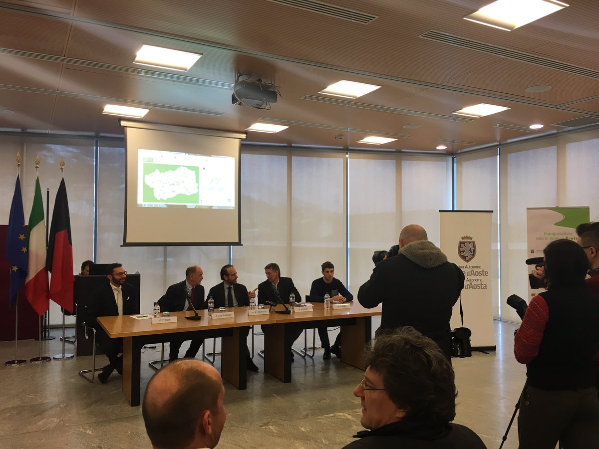 Inizia la Cerimonia di inaugurazione della rete di ricarica di veicoli elettrici.