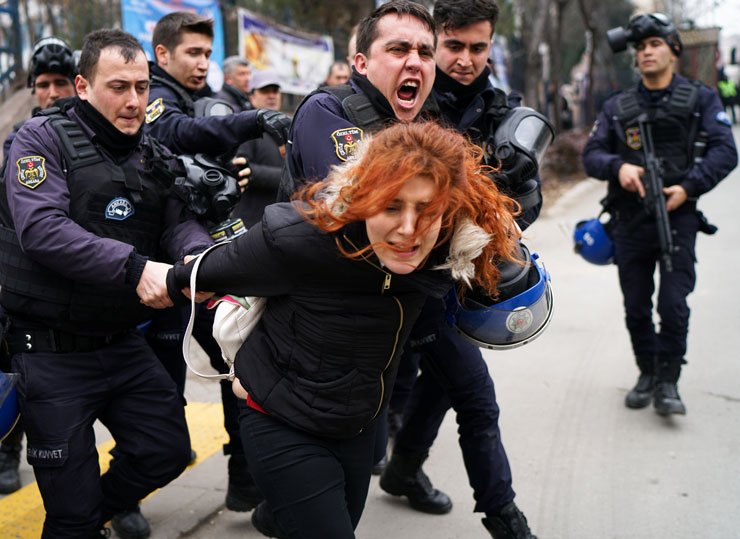 DikenComTr's tweet photo. Ankara Üniversitesi ablukada: Polis gaz ve suyla saldırdı, akademisyenler de gözaltında
https://t.co/VuuEe0nKA1 https://t.co/LgcJvMvbGp
