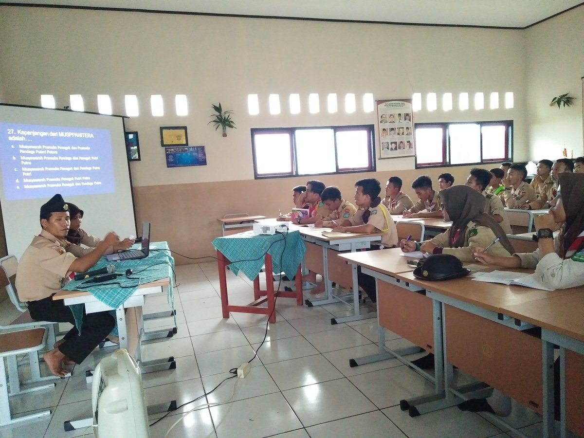 dkc_cianjur's tweet photo. Peserta KPDK Se-wilayah VIII Cabang Cianjur 2017 sedang melakukan Tes Awal
#gerakanpramuka #RainasPramuka2017 #RaidaJabar2017 https://t.co/r7ojUmg7mu