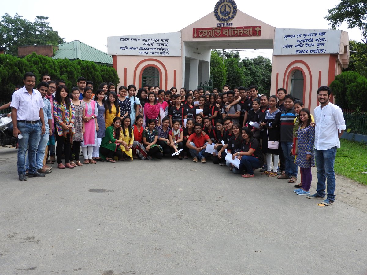 HimanZhu's tweet photo. @swachhbharat Students of Dibrugarh University working for achieving ODF in 7Gp's and 175 CHSC in 9 Districts under Dibrugarh University https://t.co/IbAqUCPBzX