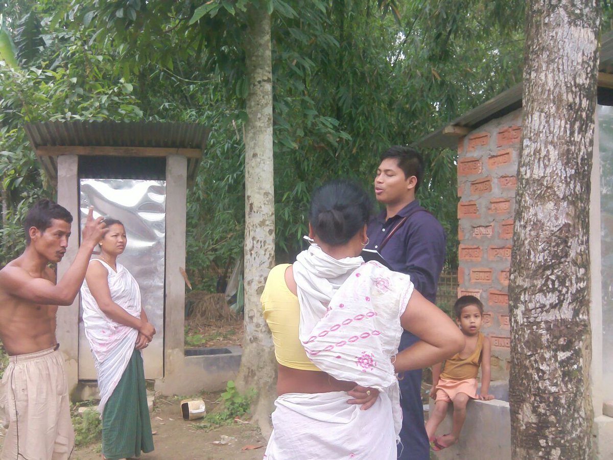 HimanZhu's tweet photo. @swachhbharat Students of Dibrugarh University working for achieving ODF in 7Gp's and 175 CHSC in 9 Districts under Dibrugarh University https://t.co/IbAqUCPBzX