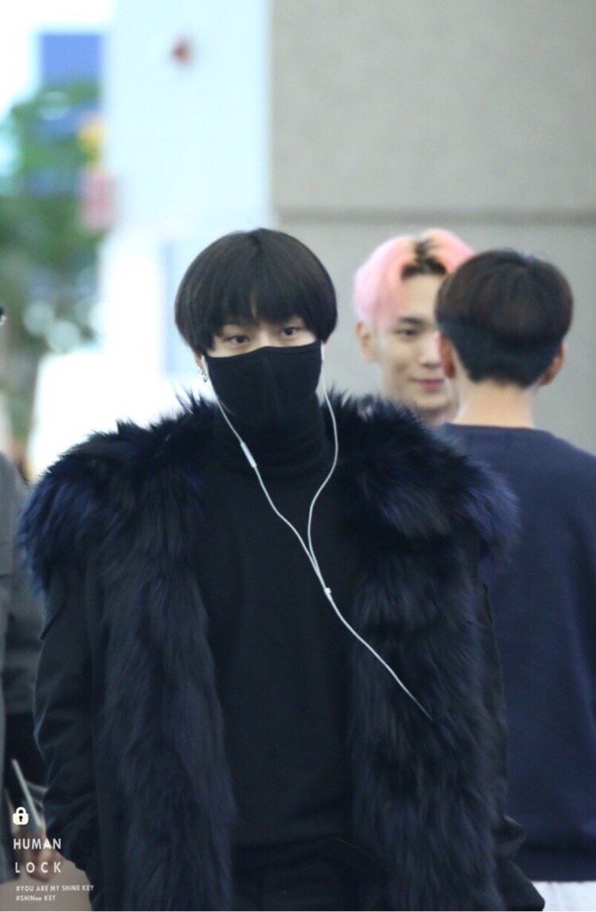 when you caught your parents are having a moment so you just pretend you didn't see anything 😏😏