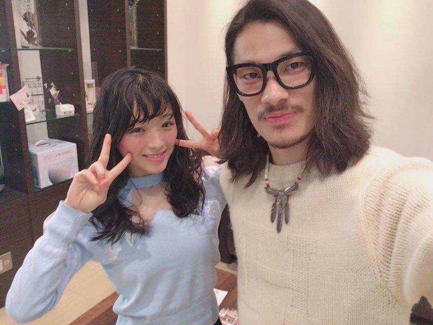 rinbo427427's tweet photo. 髪ばいじってきました。
きっと変化は自己満足です。
のちに撮影しました。
寒かですね。
最近、アシスタントでついてくれる子が可愛すぎて仲良くなりたいと思っていましたが人見知り炸裂し、写真をお願いする勇気がなく、結局翼さんとです。
#headsfactory https://t.co/54iXLZyuG6