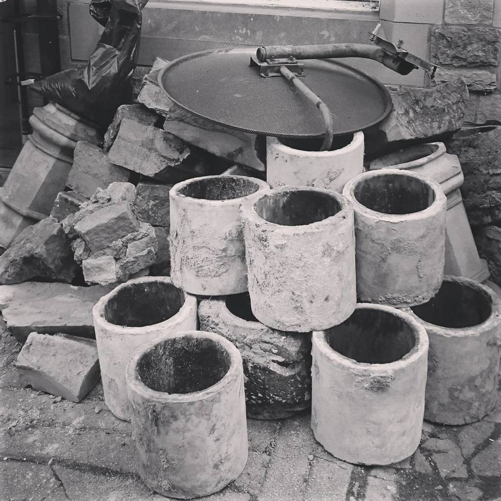 PapaPaddock's tweet photo. 🏭Remains of a chimney🏭

If you ever wondered what those old Edinburgh chimneys looked like… https://t.co/jNBAj4pYD9 https://t.co/9xFj8qvaPM