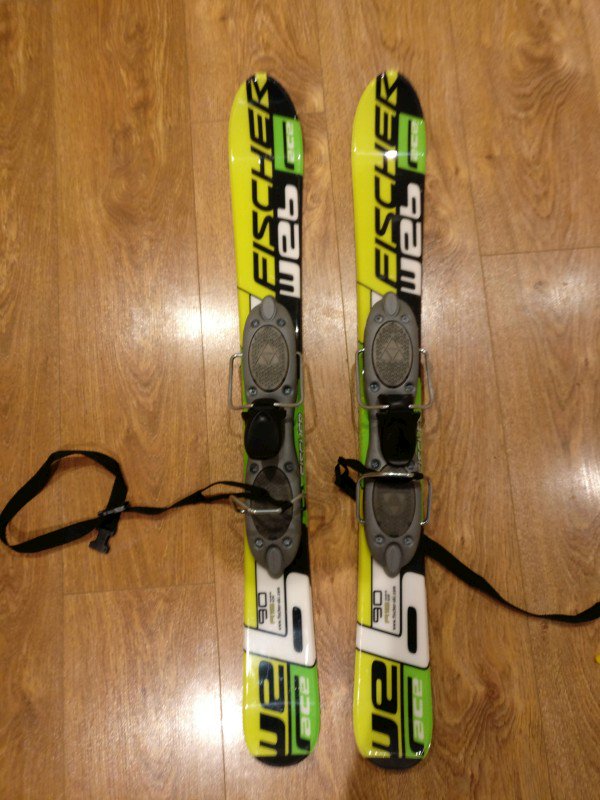 ActionPaints's tweet photo. RENU getting ready for skiing... a bit worried the ski on the left will dramatically out perform the one on the right. #madeitmine #RENU https://t.co/ZYtBYrk1eR