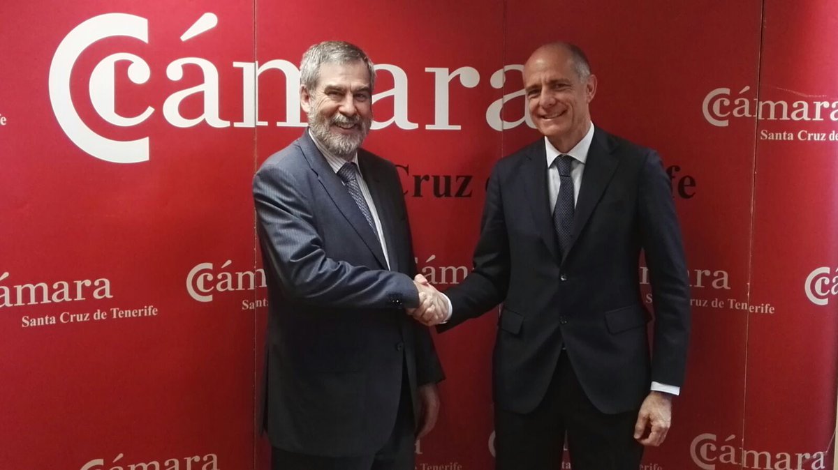 El director  <a href="/Cepsa_ES/">María Hernández</a> en #Canarias traslada a <a href="/prescamaratf/">Presidentecamaratf</a> que la Compañía mantiene su apuesta por el Archipiélago bit.ly/2kbCvC9