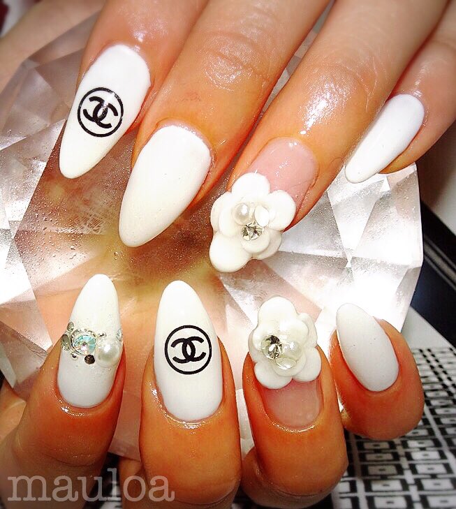 Mauloa ネイル ネイルデザイン ネイルアート 富田林 冬ネイル ウインターネイル 冬ネイル16 ネイル ホワイト ネイル 白ネイル シャネルネイル お花ネイル 3dネイル フラワーネイル ビジューネイル パールビジュー ワンカラーネイル Bijou Nails Nail