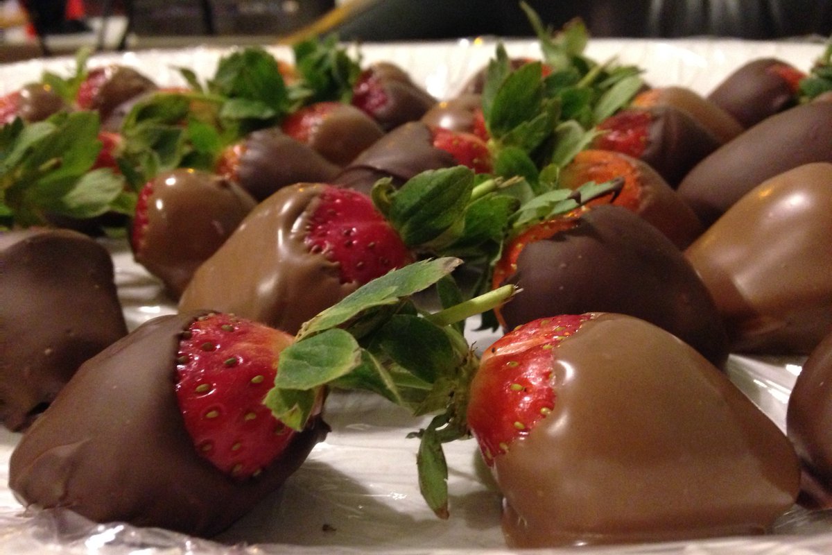 CornerstoneCaf's tweet photo. The Dark Chocolate and Milk Chocolate Strawberries are all prepped for tomorrow's special Valentines Brunch. 10-3pm #Delicious #AteAFew https://t.co/AQoGpzwIZ6
