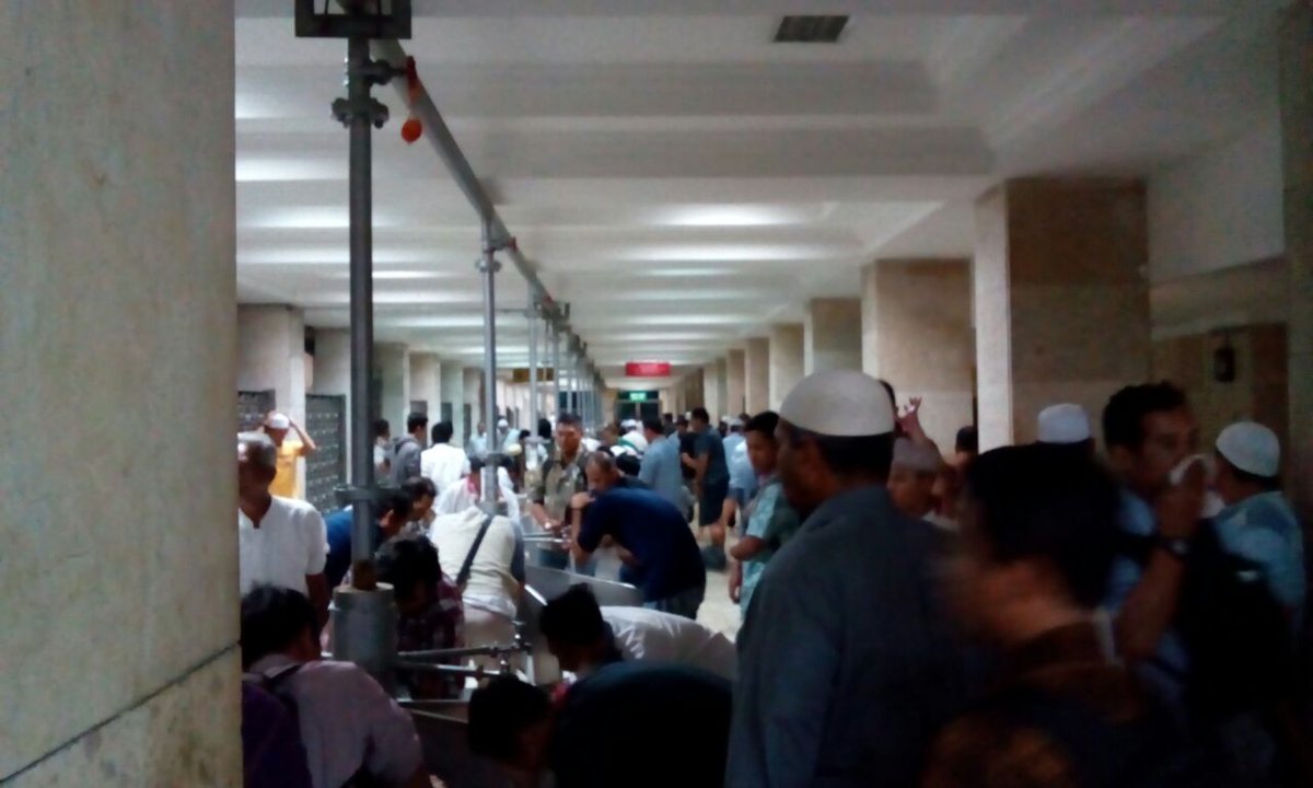 Suasana Masjid Istiqlal menjelang shalat Maghrib. Semoga dzikir nasional berjalan aman