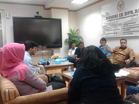 RemivaAlfian's tweet photo. @ninikwafiroh @NilaMoeloek @AsokawatiOkky @dedeyusuf_1 @salehdaulay : bantu kami ibu#Ex_Verifikator_Jamkesmas untuk jadi PNS @BettiShadiqP https://t.co/oB78LG1AjU