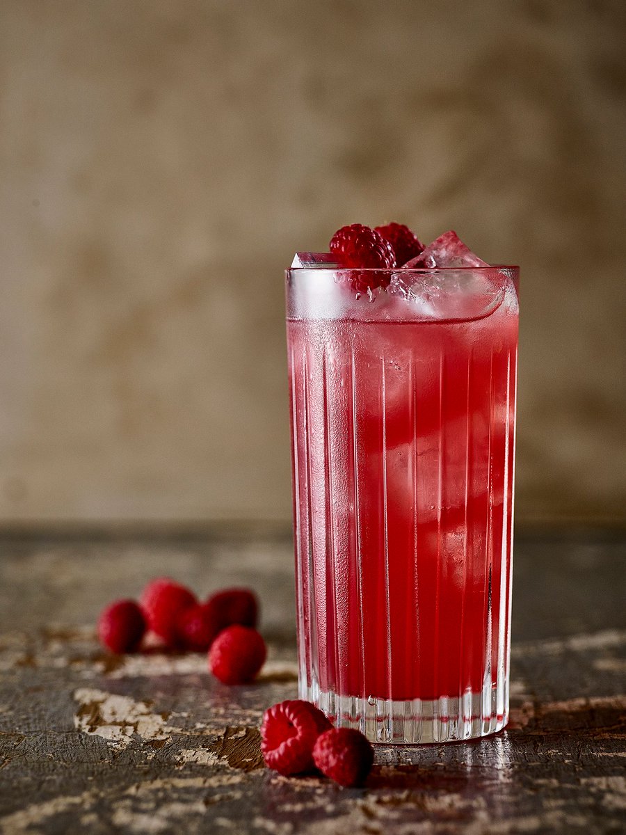 BallsBrothers's tweet photo. Friday. Gin. Happiness. #RaspberryCollins #BallsBrothers https://t.co/xODWQL3HBA