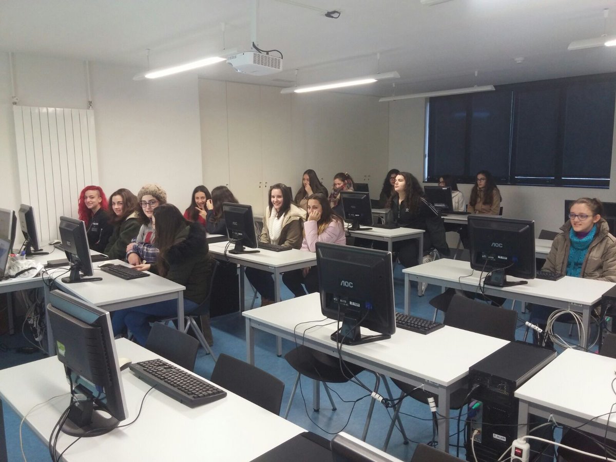 IESROU's tweet photo. Elas fan CENTEC. As alumnas de 3º e 4º do @IESROU  celebran o #Diadelamujerenlaciencia na @uvigo https://t.co/DRBFvF3yn2