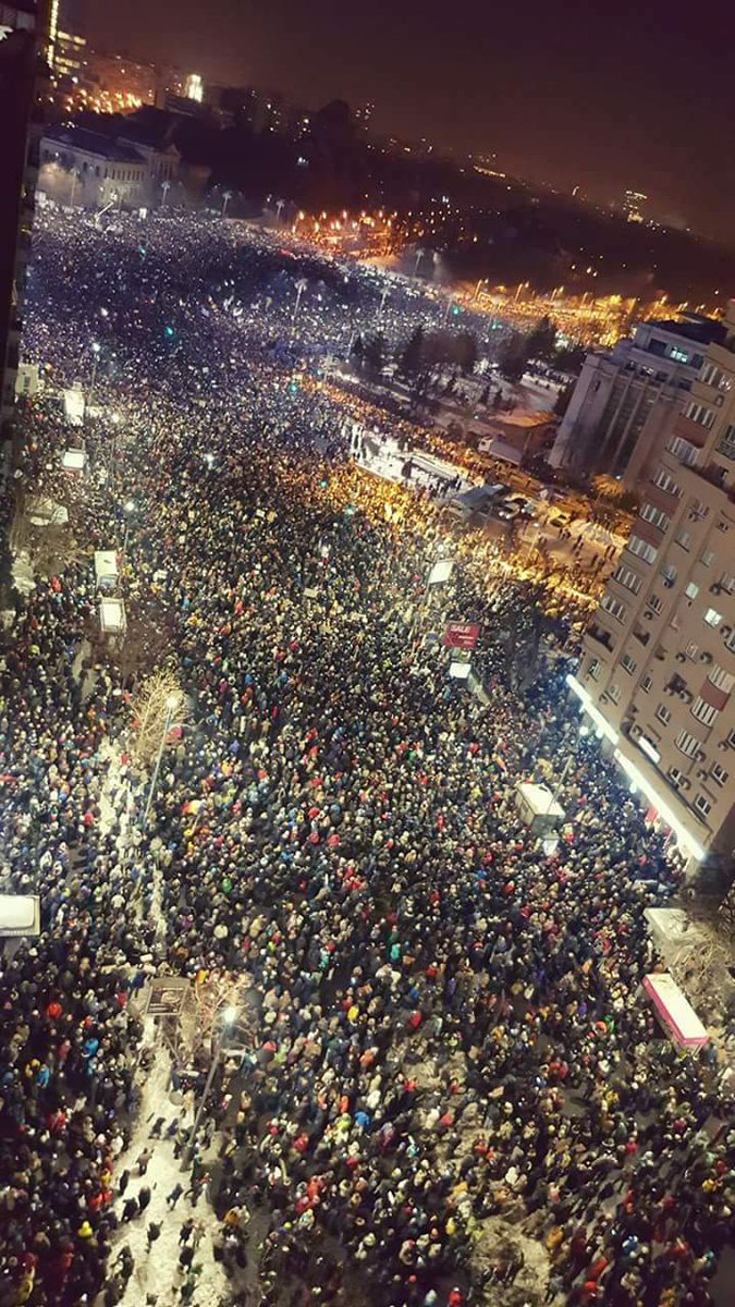 gabinetebipolar's tweet photo. Así se manifiestan en Rumania contra la #CORRUPCION. ¿Aquí? todos muy bien, gracias.  ¿#Almendras o #mermelada? https://t.co/p9XRbGzuDG