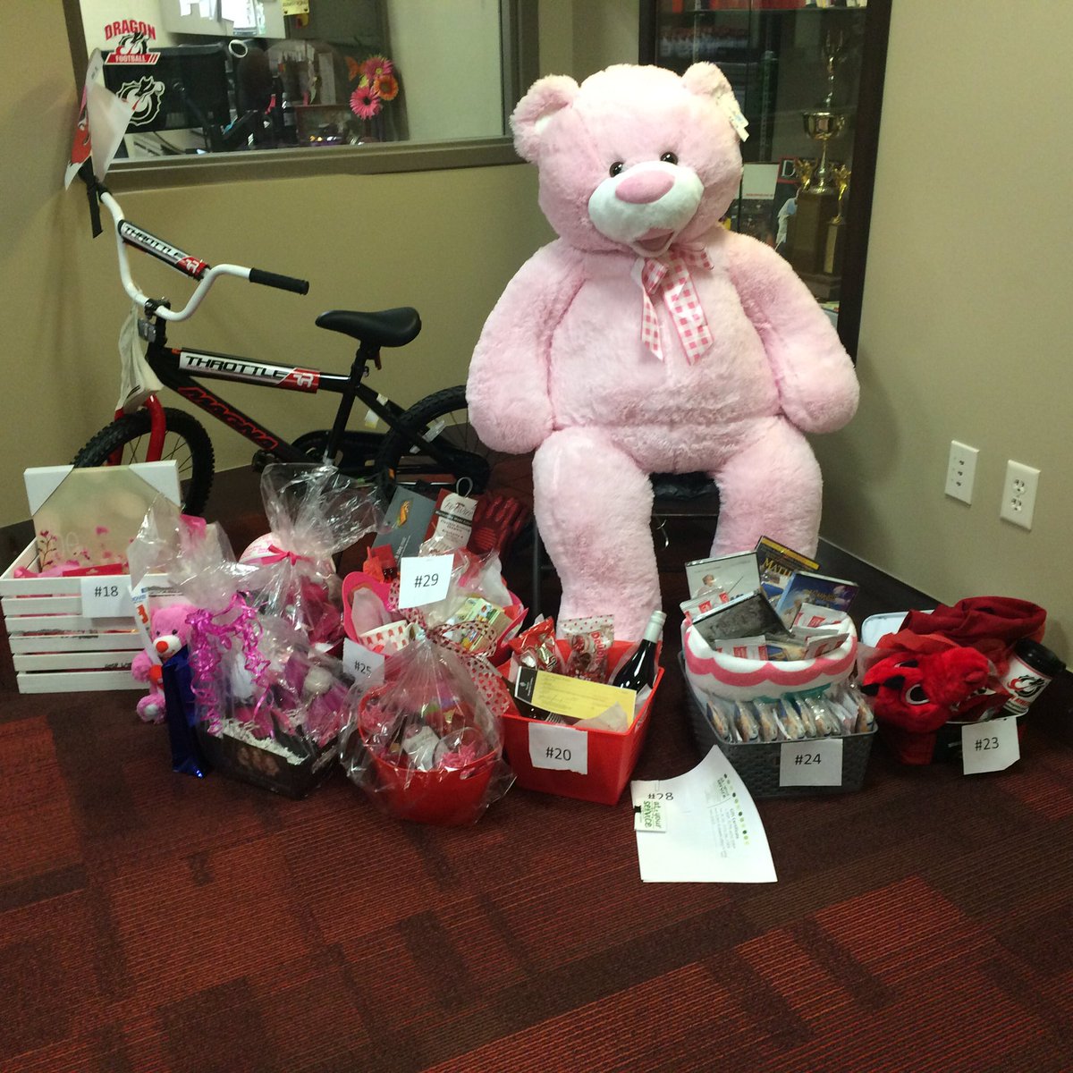 MSUMDragonFire's tweet photo. We are #FIREDUP about ALL of the awesome silent auction donations! Bid tonight at the @MSUM_WBB @MSUM_MBB games @MSUMDragons #GoPink2017 https://t.co/actxJK3xNs
